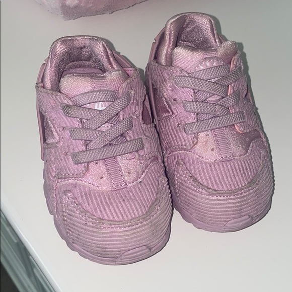 Nike Huarache- Pink Infant Sneakers- size 6C - Picture 2 of 3